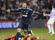 东契奇意外战胜塞尔维亚队，大比分获胜引爆全场！比赛高潮迭起