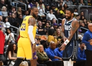 詹姆斯绝杀时刻，欧文点燃赛场，爆发新星迎来胜利！